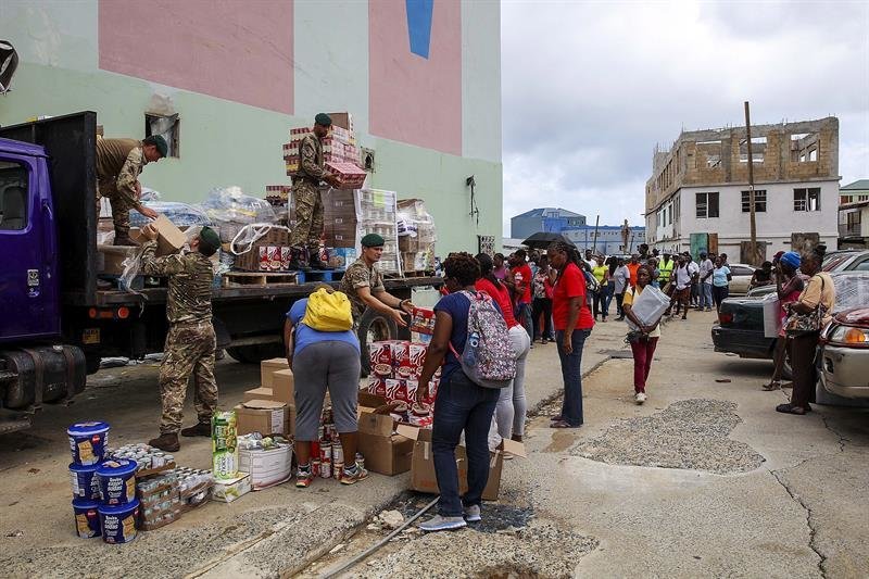 Los marines distribuyen suministros a los habitantes de la isla para la preparación de la llegada del huracán María, en Road Town (Islas Vírgenes Británicas)