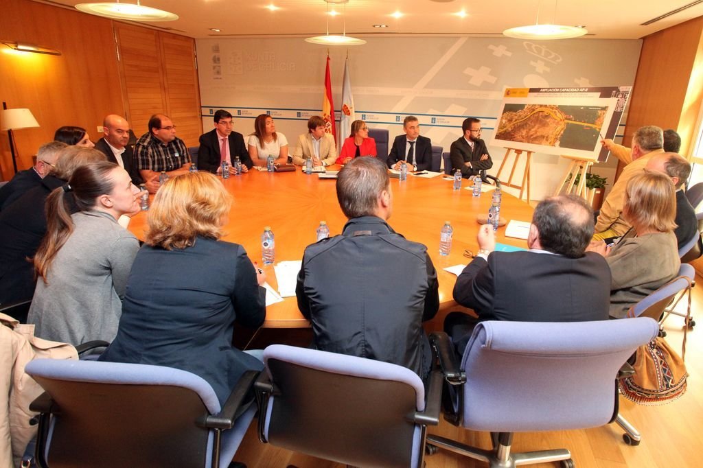 Alcaldes y concejales del Morrazo, ayer en Santiago en la reunión con Fomento y Xunta. Abajo, el enlace de Rande con la Autovía.
