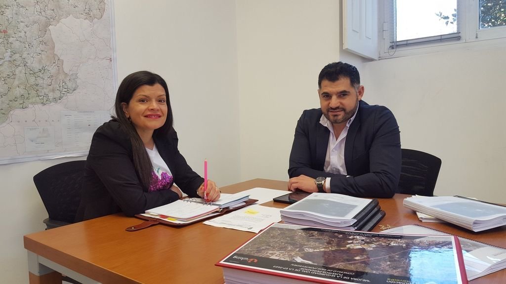 El diputado provincial de Mobilidade, Uxío Benítez, con la alcaldesa de Mos.