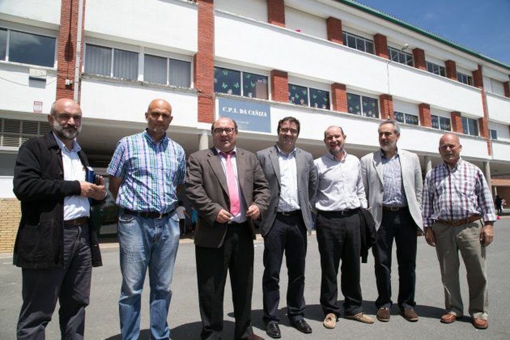 En el centro, César Pérez Ares y el alcalde Miguel Domínguez, ante el colegio de A Cañiza.
