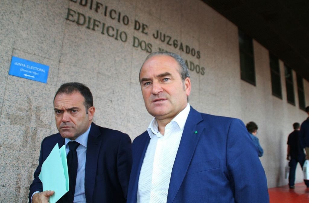 Manuel Carrera, con su abogado, a la salida de los juzgados de Vigo.