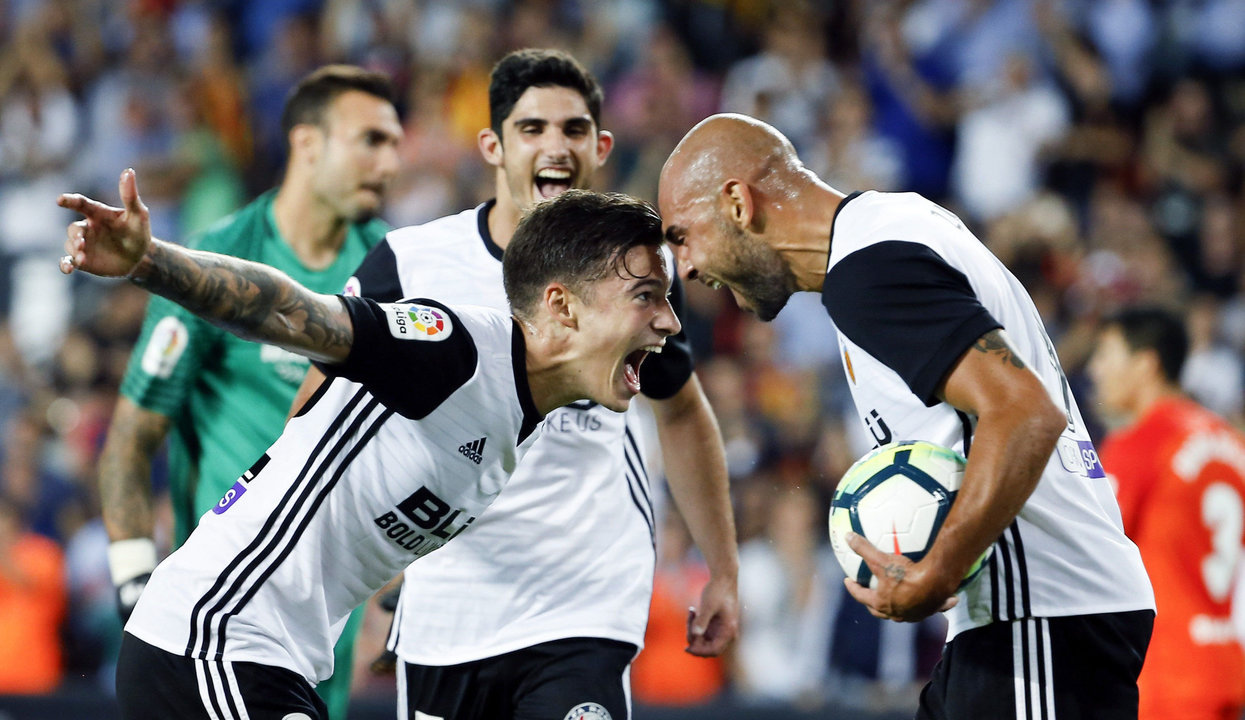 El vigués Santi Mina y Zaza celebran un gol contra el Málaga.
