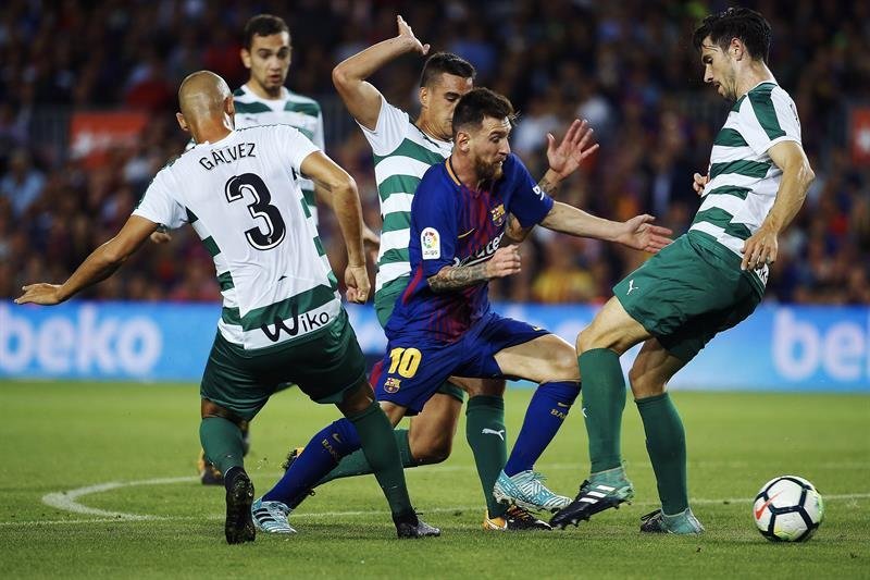 Leo Messi (c), intenta superar a los defensores del Eibar