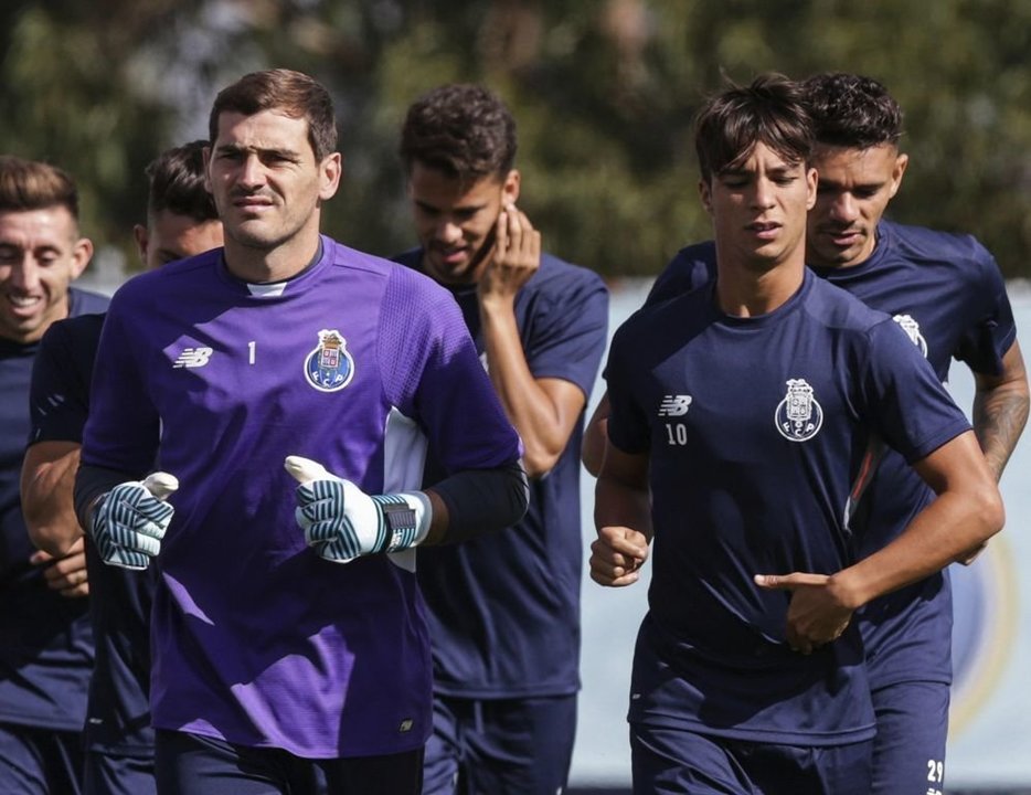 Casillas, junto a Óliver Torres.