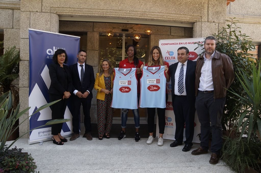 Itziar Germán y Minata Keita, en el centro con camisetas del Celta Zorka, en la presentación realizada ayer en la sede de Grupo ABC asesores.