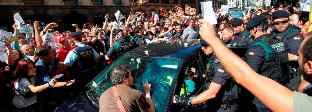 Momento de los altercados que se han producido en Via Laietana cuando agentes de la Guardia Civil trataban de sacar cajas de de la conselleria de Exteriores