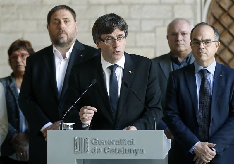 El presidente de la Generalitat, Carles Puigdemont (c), junto a los miembros de su gobierno