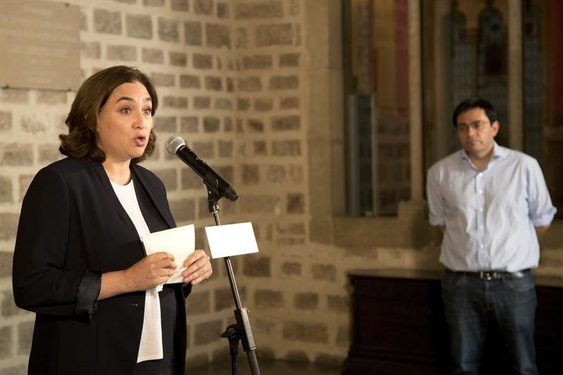 La alcaldesa de Barcelona, Ada Colau, junto al teniente de alcalde, Gerardo Pisarello