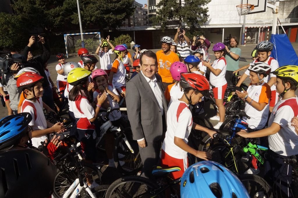 El alcalde vigués, Abel Caballero, participó ayer en las actividades del colegio Miralba.