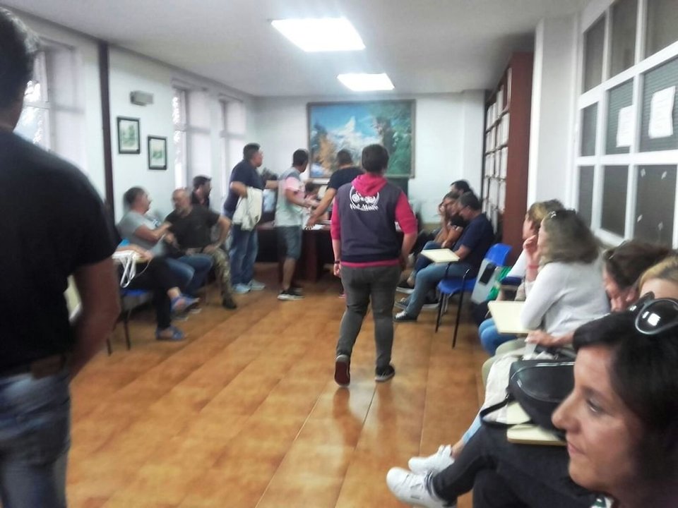 Socios de la Agrupación de Percebeiros de Baiona durante la tensa asamblea celebrada en la sede de la Cofradía.