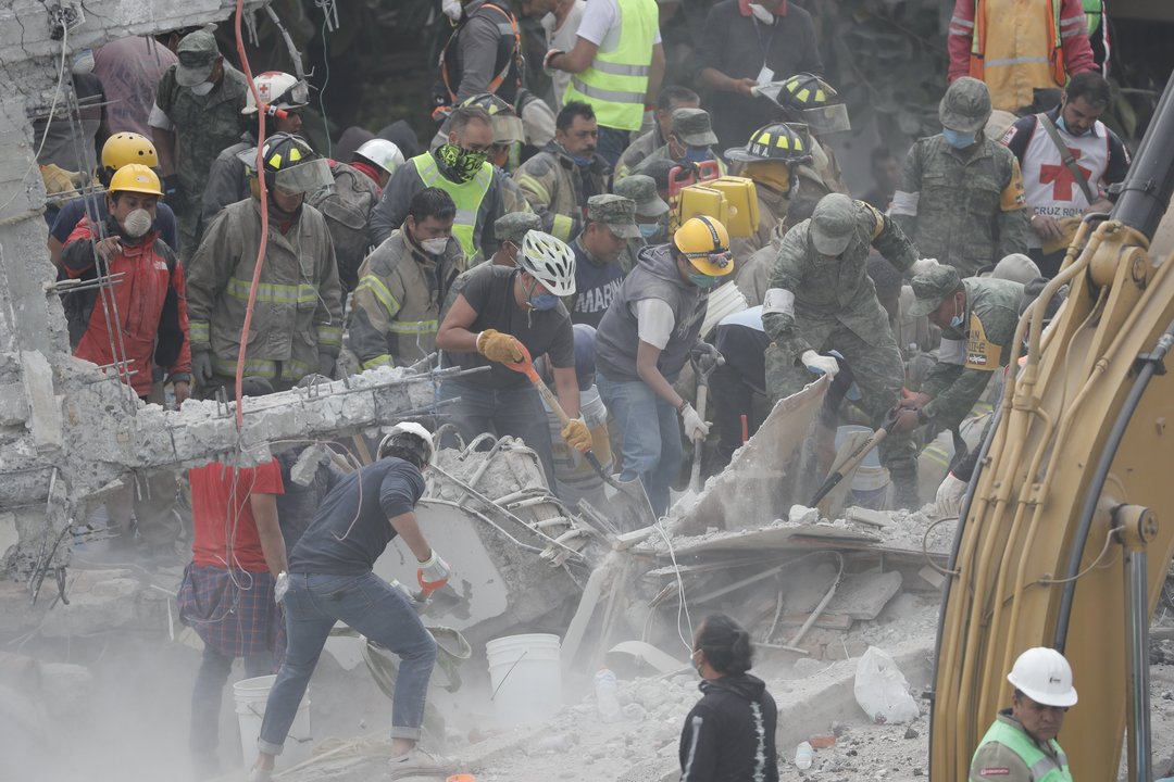 Bomberos y voluntarios durante las labores de rescate tras el terremoto, en Ciudad de México.