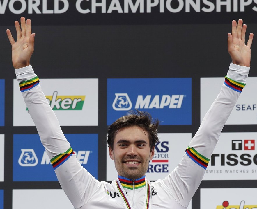 Dumoulin, vestido con el maillot arco iris de campeón del mundo.