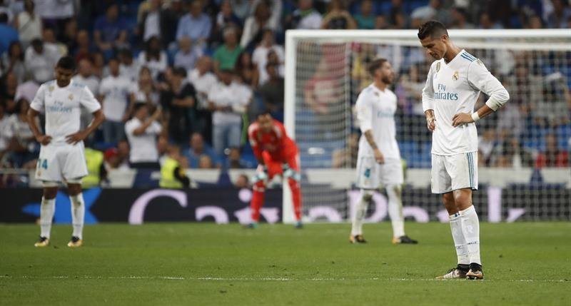 Cristiano Ronaldo (d), tras encajar el equipo blanco el primer y único gol