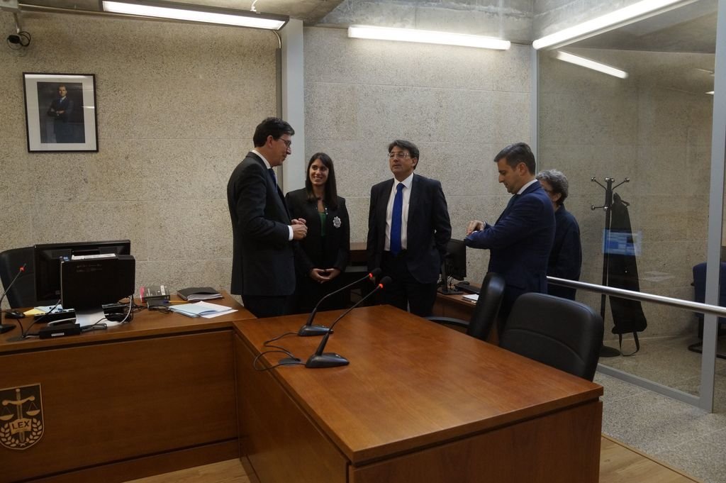 López-Chaves, la jueza de Cláusula, Martín (Xunta) y Germán Serrano, en el juzgado, ayer.
