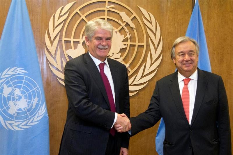 El ministro de Asuntos Exteriores de España, Alfonso Dastis (i), estrecha la mano del secretario general de las Naciones Unidas (ONU), António Guterres (d)