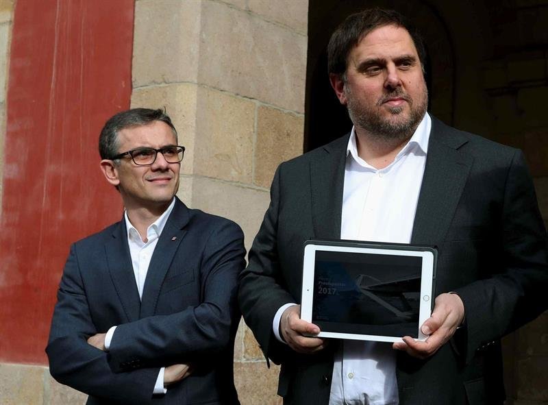 El secretario general de Economía del Gobierno catalán, Josep Maria Jové Lladó (i), junto al vicepresidente del Govern y conseller de Economía, Oriol Junqueras (d)