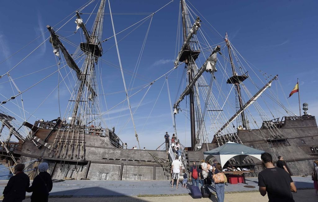 El galeón es una réplica de los navíos que surcaban los mares en el siglo XVII y se puede visitar en el muelle 7 del puerto de Vigo hasta el día 1 de octubre. La nave cuenta con seis cubiertas.