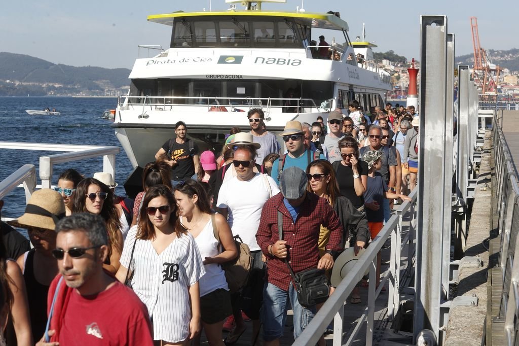Viajeros a Cíes, muchos de ellos extranjeros llegados a Vigo en agosto.