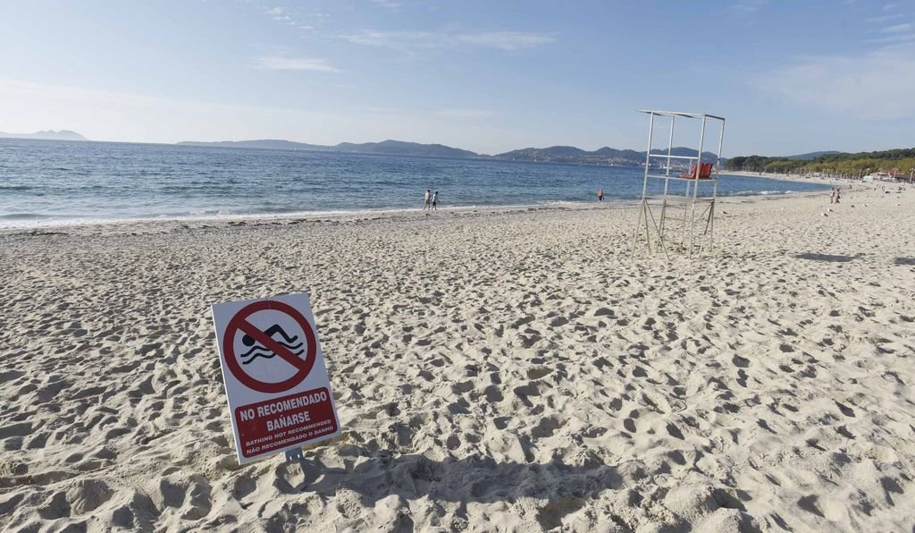 Un cartel sobre la arena de Samil colocado ayer para advertir a los bañistas.
