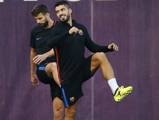 Gerard Piqué y Luis Suárez, en el entrenamiento del Barcelona.