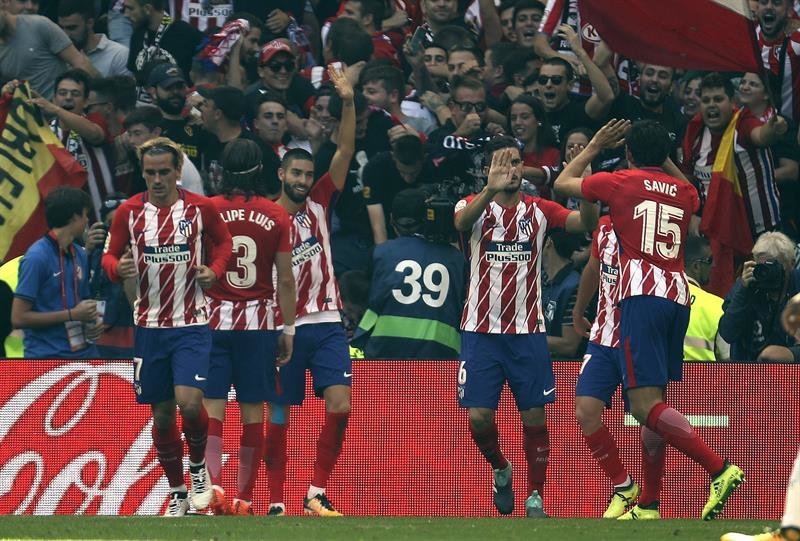 Los jugadores del Atlético de Madrid celebral el gol