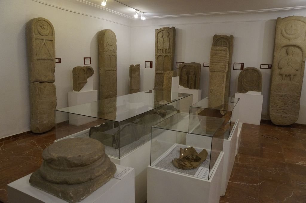 Las estelas funerarias que dieron origen a la sala de Arqueología en sus inicios.