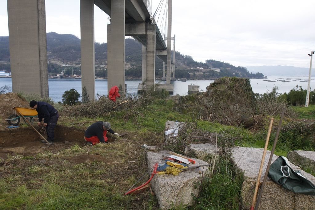 Los restos visibles del castillo de Rande durante la excavación previa a la ampliación del puente. Hoy no son visibles.