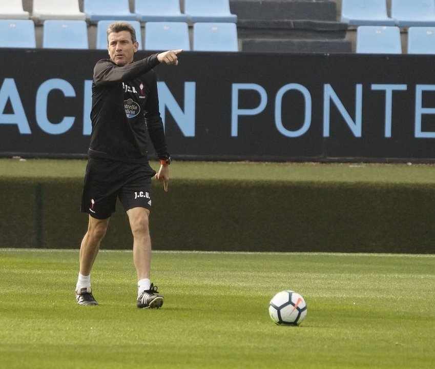 Juan Carlos Unzué da indicaciones a sus jugadores durante el entrenamiento de ayer en Balaídos.
