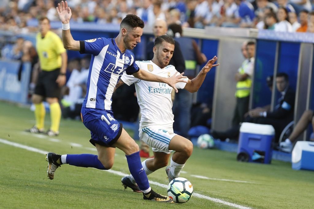 Ceballos, autor de los dos goles del Real Madrid, disputa un balón con el alavesista Burgui.