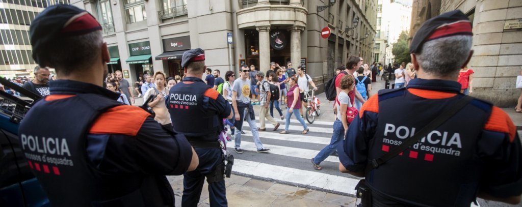 Una unidad de los Mossos d&#39;Esquadra patrulla por las calles del centro de Barcelona con motivo de la celebración de las fiestas de la Mercè.