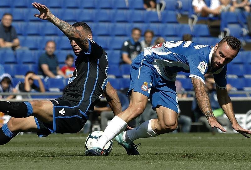 El centrocampista del Espanyol Sergi Darder (d) disputa un balón con el jugador brasileño del Deportivo de La Coruña Guilherme dos Santos (i)