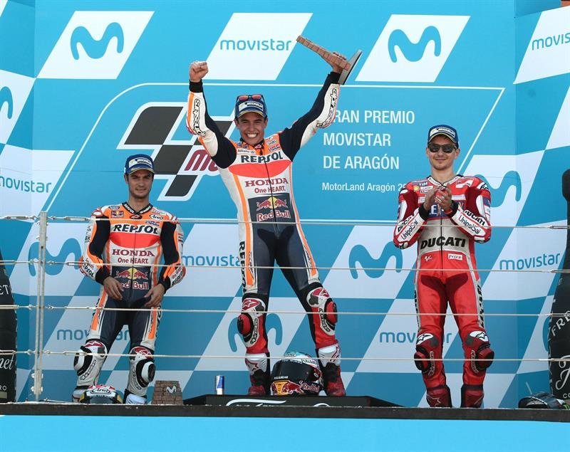 Marc Márquez (c) celebra su victoria en la que han quedado en segundo puesto el español Dani Pedrosa (i) y tercero  Jorge Lorenz