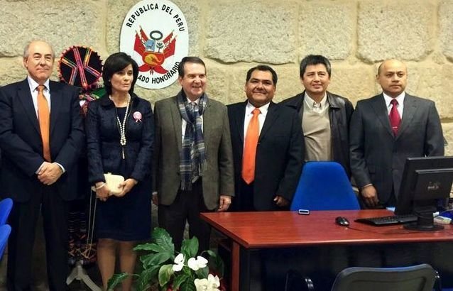 De Román, decano de los cónsules de Vigo (izquierda), en la apertura de la oficina de Perú.