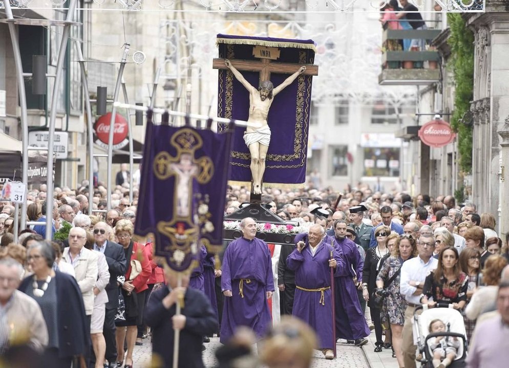 Porriño se volcó un año más con su Cristo en una procesión multitudinaria que recorrió el centro de la localidad.