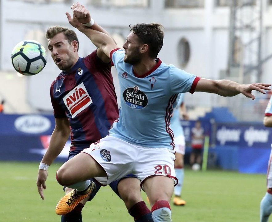 Sergi Gómez disputa un balón con el atacante del Eibar Sergi Enrich durante el partido de ayer en Ipurua.