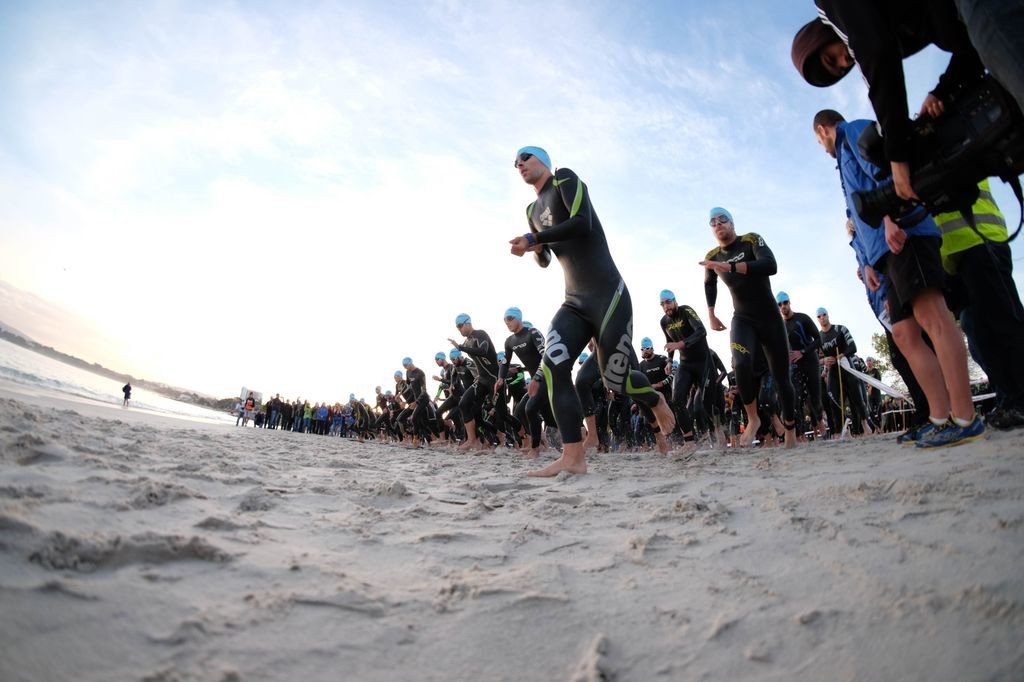 La salida Pro masculina del desafío Cíes, a las 8:30 horas. Todos al agua en la playa de O Vao.