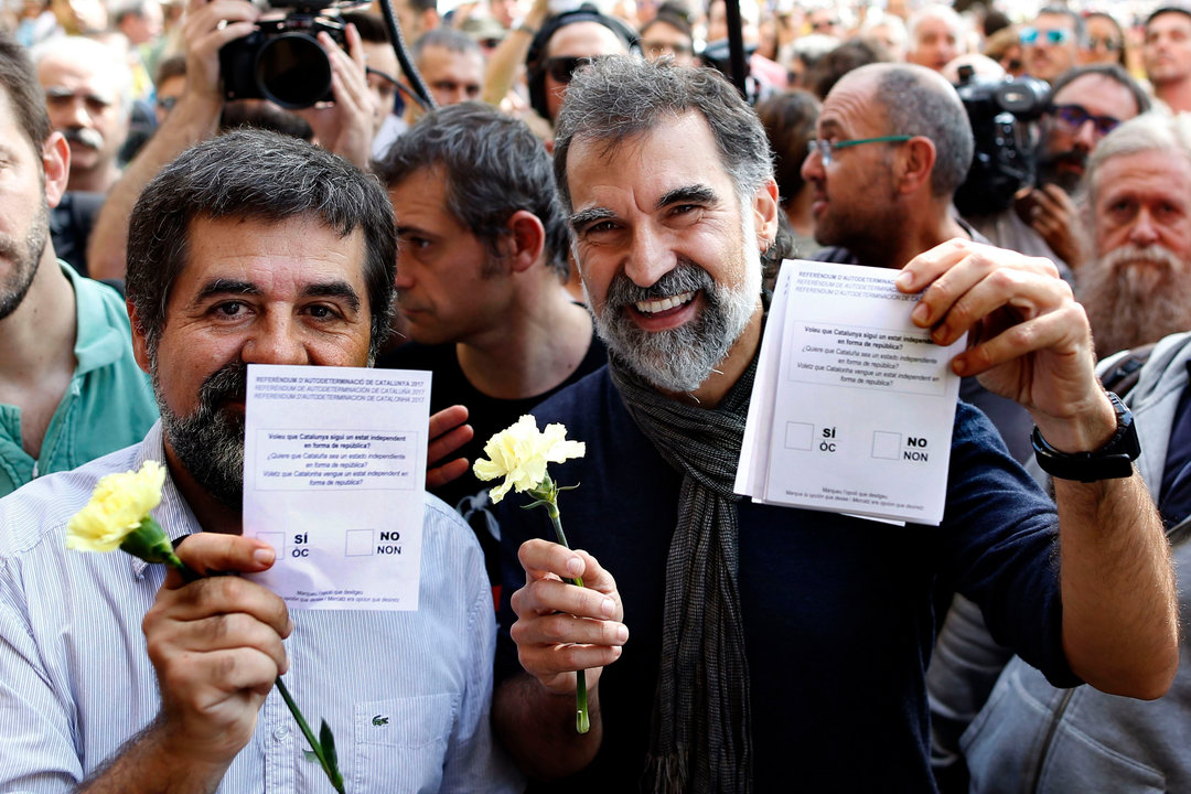 Los presidentes de la ANC, Jordi Sanchez, y Òmnium, Jordi Cuixart, muestran papeletas del referendum.