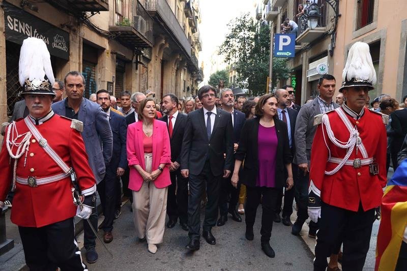 La alcaldesa de Barcelona, Ada Colau (d), la presidenta del Parlament, Carme Forcadell (i), y el presidente de la Generalitat, Carles Puigdemont (c)