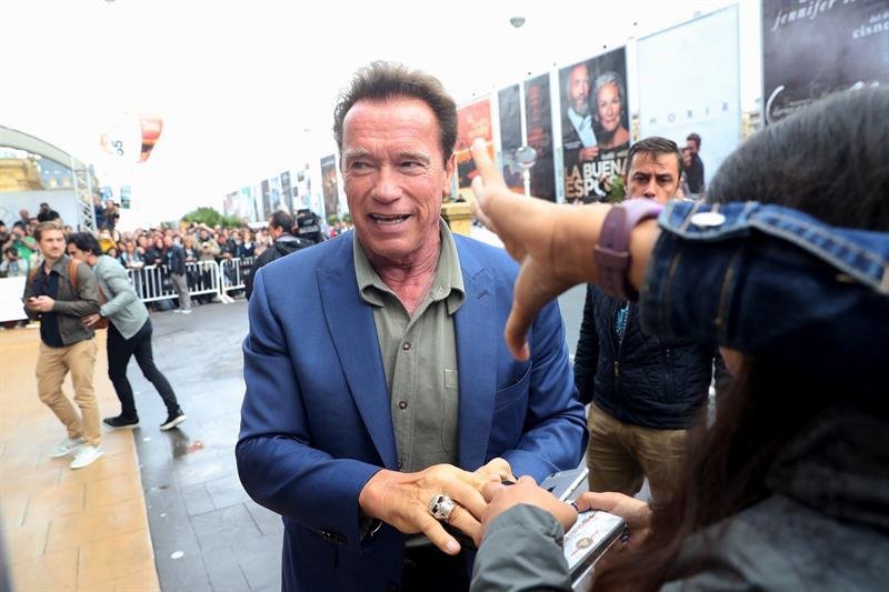 El actor Arnold Schwarzenegger saluda a sus admiradores a su llegada al Festival Internacional de Cine de San Sebastián