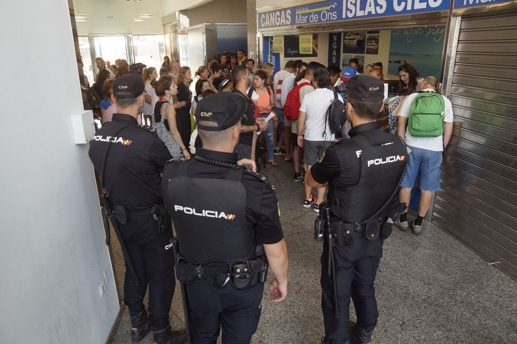 Policía vigilando la venta de billetes a Cíes y reclamaciones en las jornadas de 20 y 21 de agosto.
