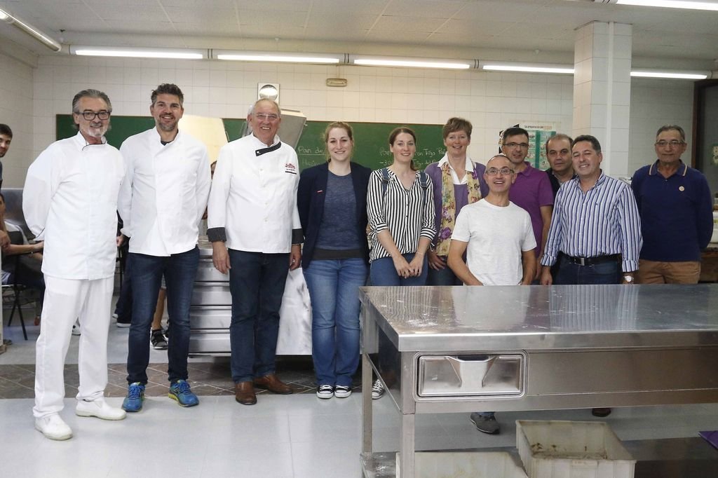 Panaderos alemanes y miembros de Aproinppa, ayer en la escuela profesional de la asociacón.