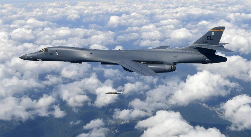 Un bombardero estratégico B-1B estadounidense lanza una bomba MK-82 durante una misión de simulacro de bombardeo en Pilseung, en la provincia de Gangwon (Corea del Sur)