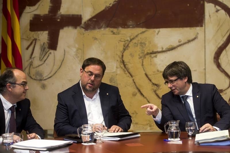 El presidente de la Generalitat , Carles Puigdemont, su vicepresidente, Oriol Junqueras (c), y el conseller de Presidencia, Jordi Turull (i), durante la reunión semanal del gobierno catalán