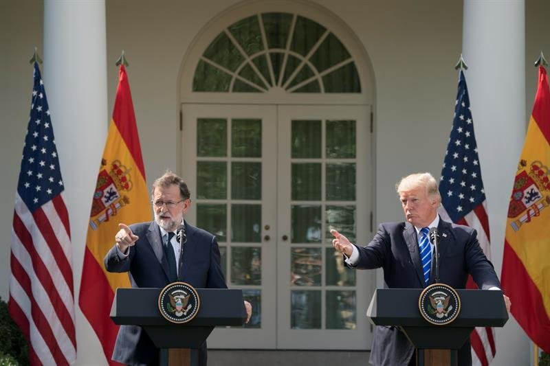 El presidente del Gobierno, Mariano Rajoy (izda), y el presidente de Estados Unidos, Donald J. Trump