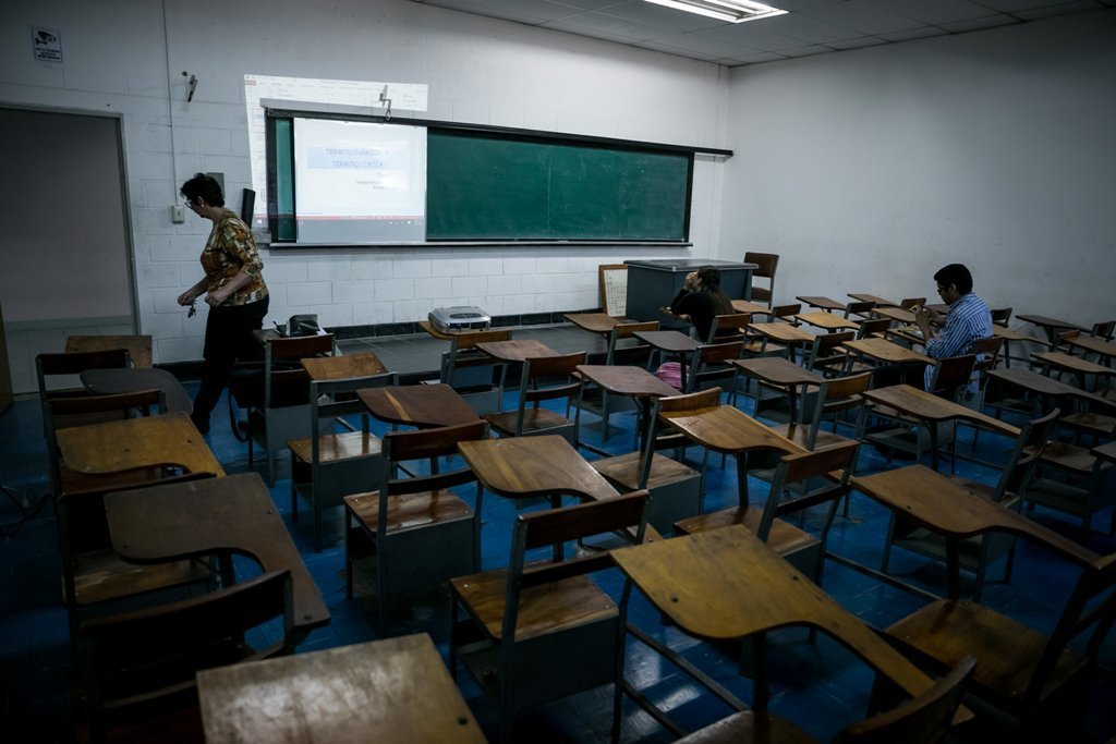 Un aula de la Universidad Central de Venezuela (UCV) en Caracas (Venezuela) sin apenas alumnos.