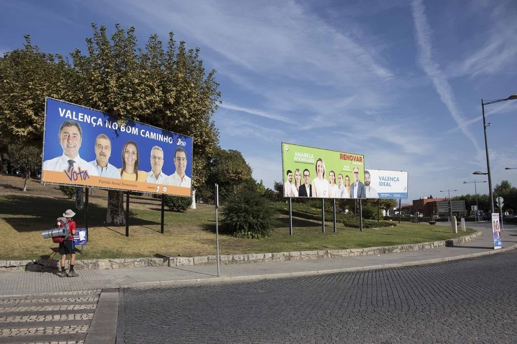 La cartelería ha aparecido con fuerza en estas elecciones municipales en las principales ciudades y villas del Alto Minho.