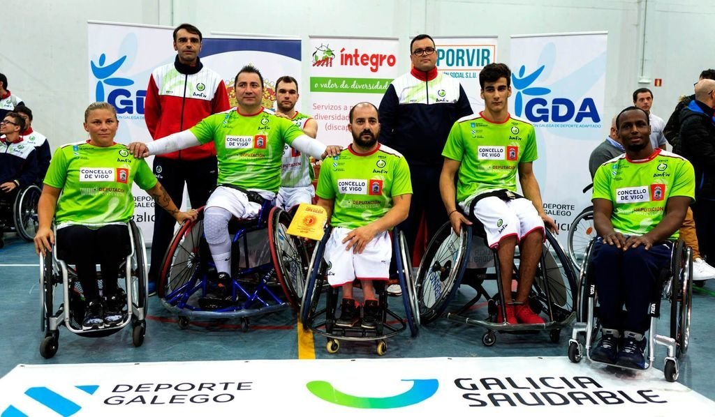 Los jugadores y el cuerpo técnico del Amfiv, tras conquistar la Copa Galicia el año pasado.