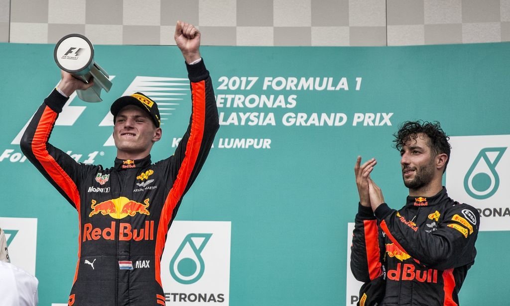 El holandés Max Verstappen, que ayer cumplía 20 años, celebra su segunda victoria en el Mundial de Fórmula 1 junto a su compañero Ricciardo.