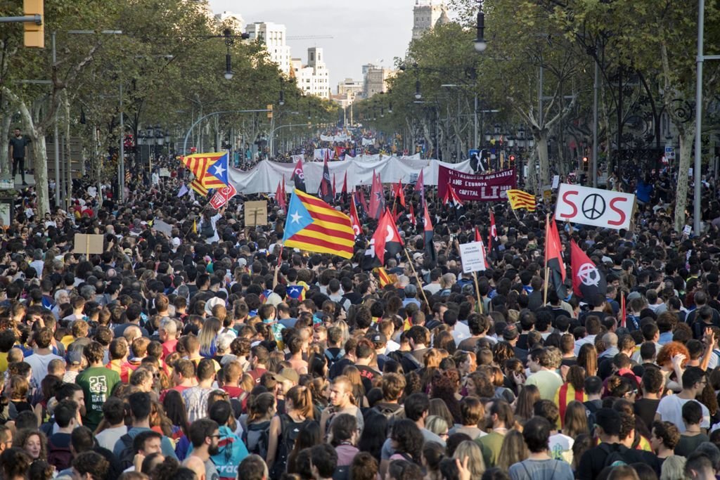 La multitudinaria manifestación independentista por las calles de Barcelona.