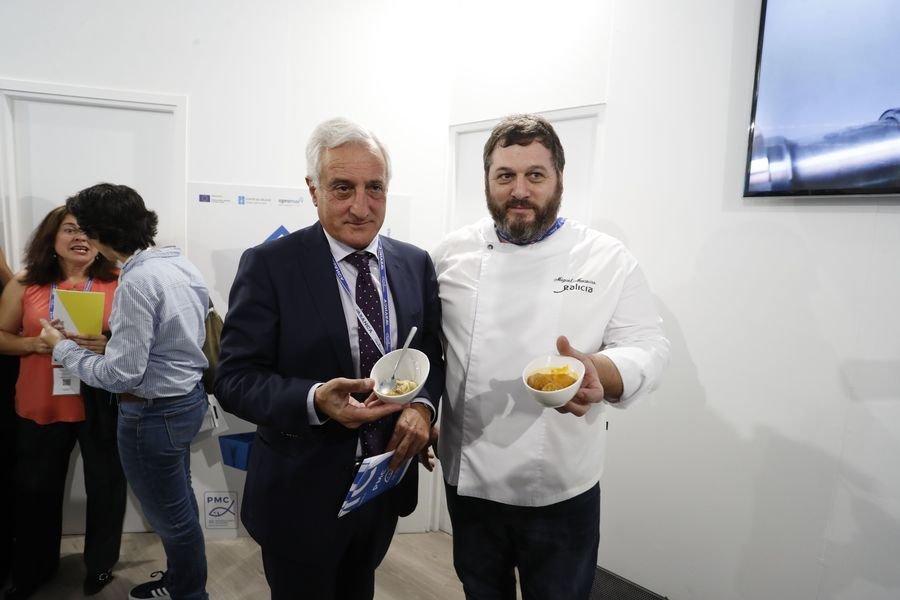 Juan Carlos Mosteiro y el cocinero Miguel Mosteiro con dos de los platos degustados.